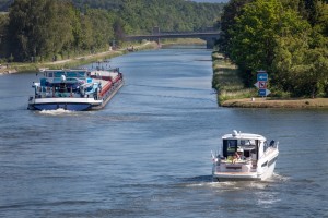 Transportschiff und Sportboot auf dem Main